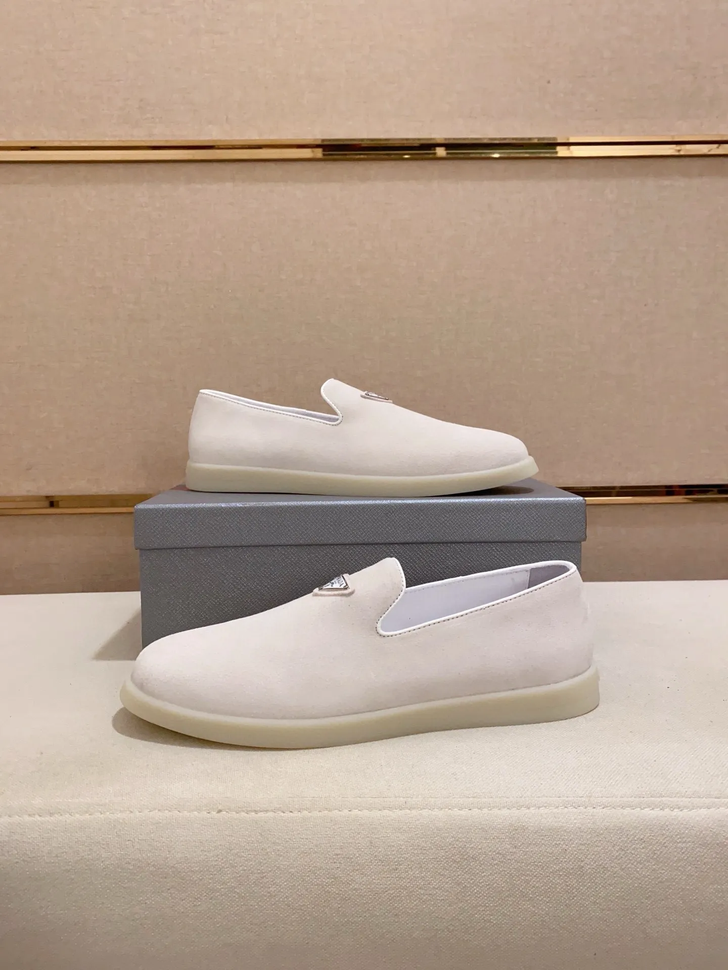 Men's shoes 💰 580💰 ✔️✔️✔️High-quality new PRADA counters are launched at the same time. The new men's shoes and 😘fabrics are selected from high-silk bald cowhide and are made by pure handicrafts. Lining: Full cowhide lining. 👍🏿 High-end ☄️ air-cushion molded anti-slip rubber outsole, exquisite lines, simple and elegant, comfortable and high-end for leisure travel. Code number: 38 to 44 (45 can be customized)